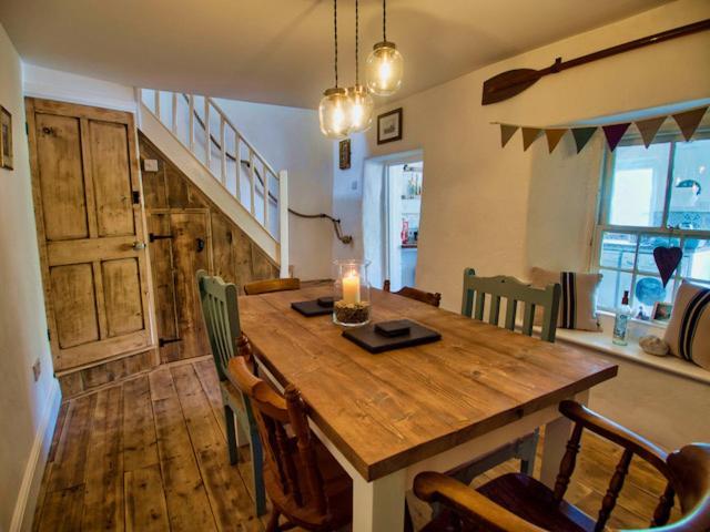 Knocker Cottage Is A 3 Bedroom Made Up Of 1 Double Bedroom And 2 Small Double Bedrooms In Small Village 10 Min To Beaches 캠본 외부 사진