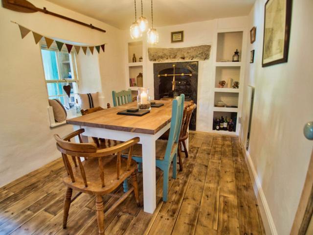 Knocker Cottage Is A 3 Bedroom Made Up Of 1 Double Bedroom And 2 Small Double Bedrooms In Small Village 10 Min To Beaches 캠본 외부 사진