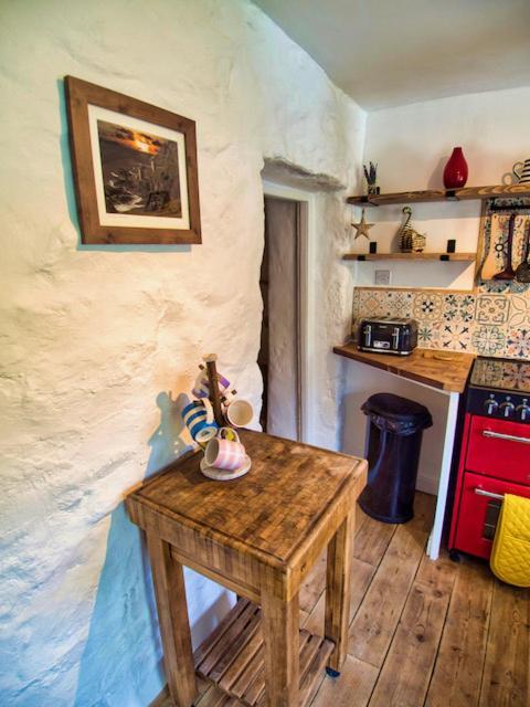 Knocker Cottage Is A 3 Bedroom Made Up Of 1 Double Bedroom And 2 Small Double Bedrooms In Small Village 10 Min To Beaches 캠본 외부 사진