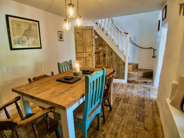 Knocker Cottage Is A 3 Bedroom Made Up Of 1 Double Bedroom And 2 Small Double Bedrooms In Small Village 10 Min To Beaches 캠본 외부 사진