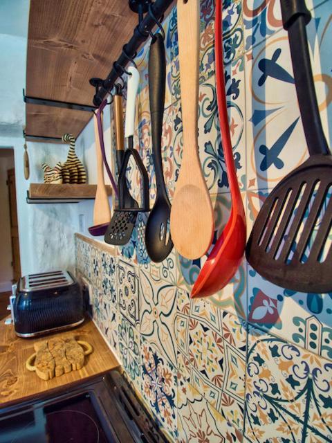Knocker Cottage Is A 3 Bedroom Made Up Of 1 Double Bedroom And 2 Small Double Bedrooms In Small Village 10 Min To Beaches 캠본 외부 사진