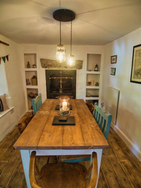 Knocker Cottage Is A 3 Bedroom Made Up Of 1 Double Bedroom And 2 Small Double Bedrooms In Small Village 10 Min To Beaches 캠본 외부 사진