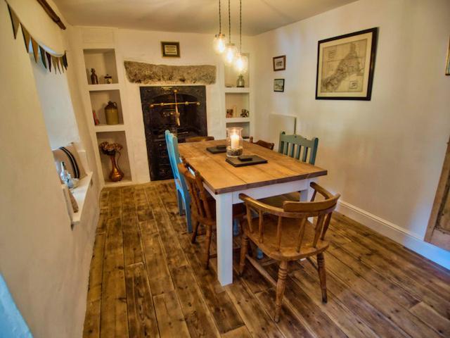 Knocker Cottage Is A 3 Bedroom Made Up Of 1 Double Bedroom And 2 Small Double Bedrooms In Small Village 10 Min To Beaches 캠본 외부 사진